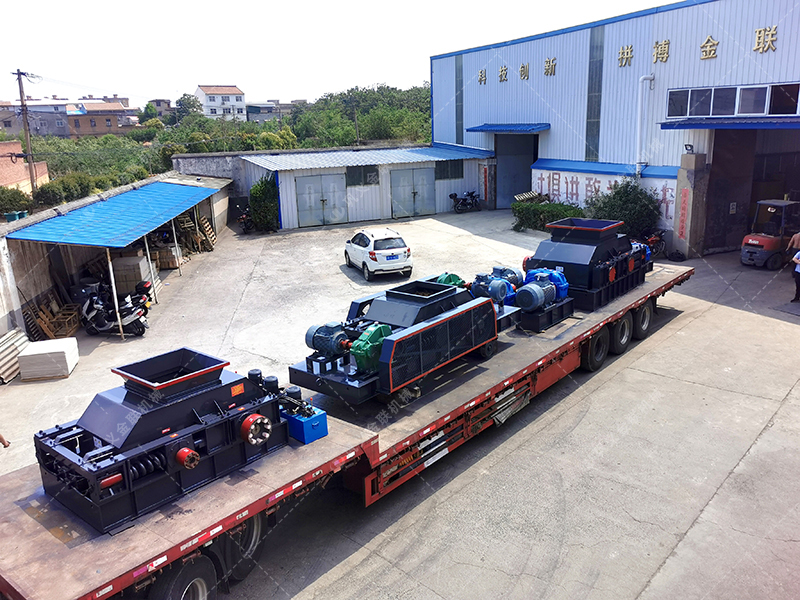 1200*1200双齿辊破碎机，两台900*900轨道移动双齿辊破碎机发往云南