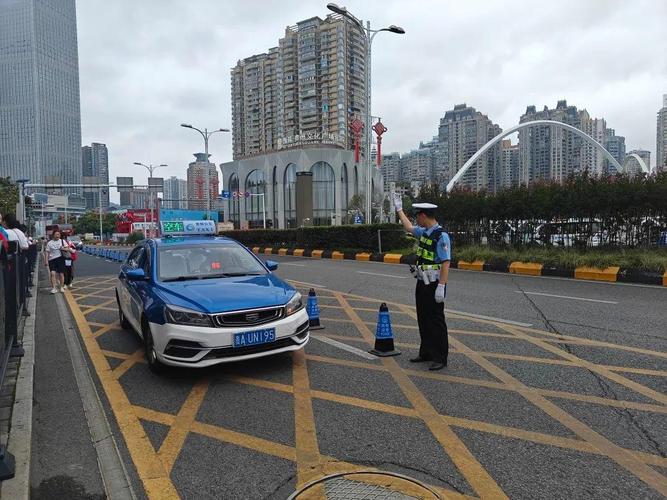 2025港澳免费资料大全和双胞胎考场外跪爷爷与双胞胎兄弟跪求母亲回家